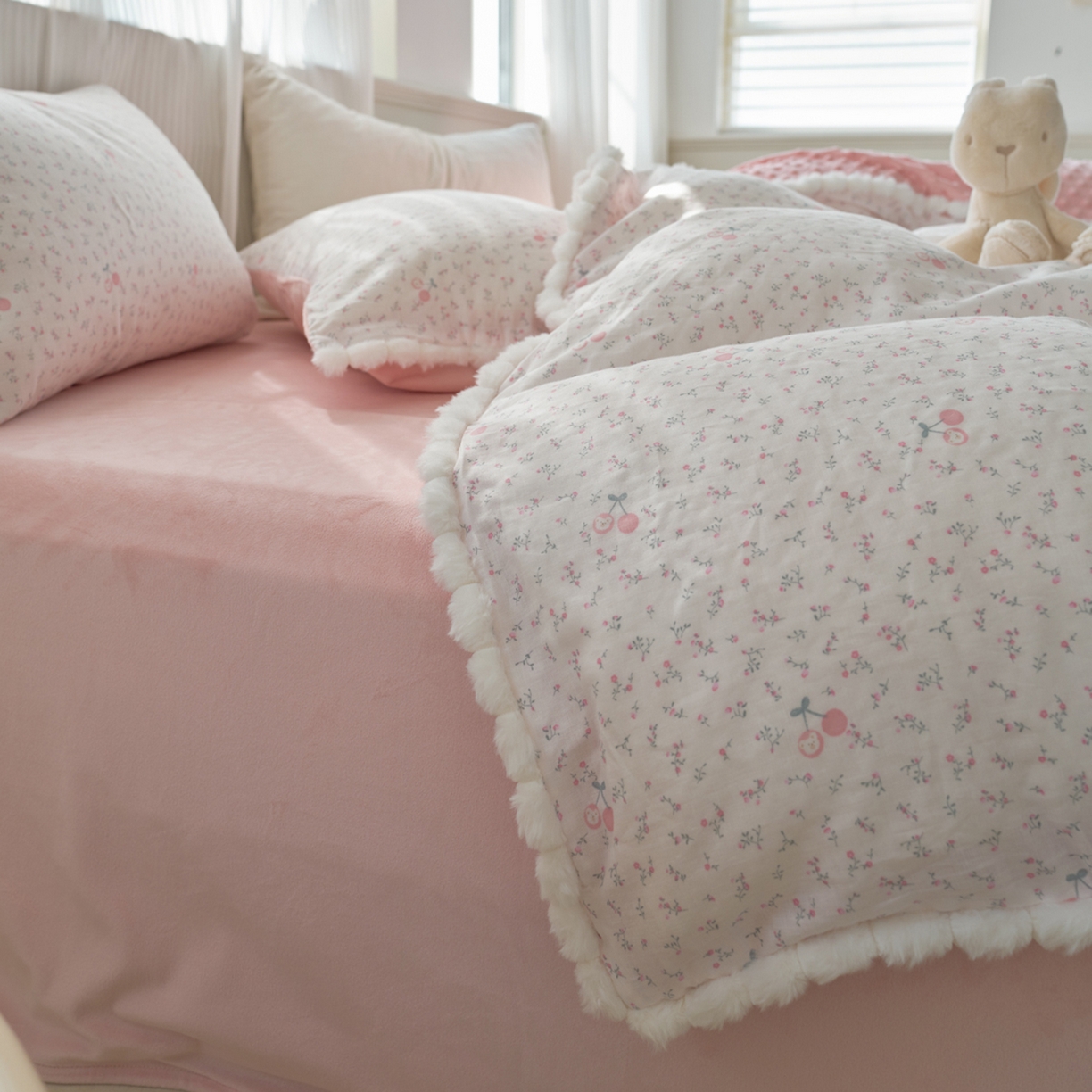 91家纺网 家纺一手货源 找家纺 洋铭区（原狠狠爱） 2025秋冬双层纱毛球球+豆豆绒四件套系列 小果粉花