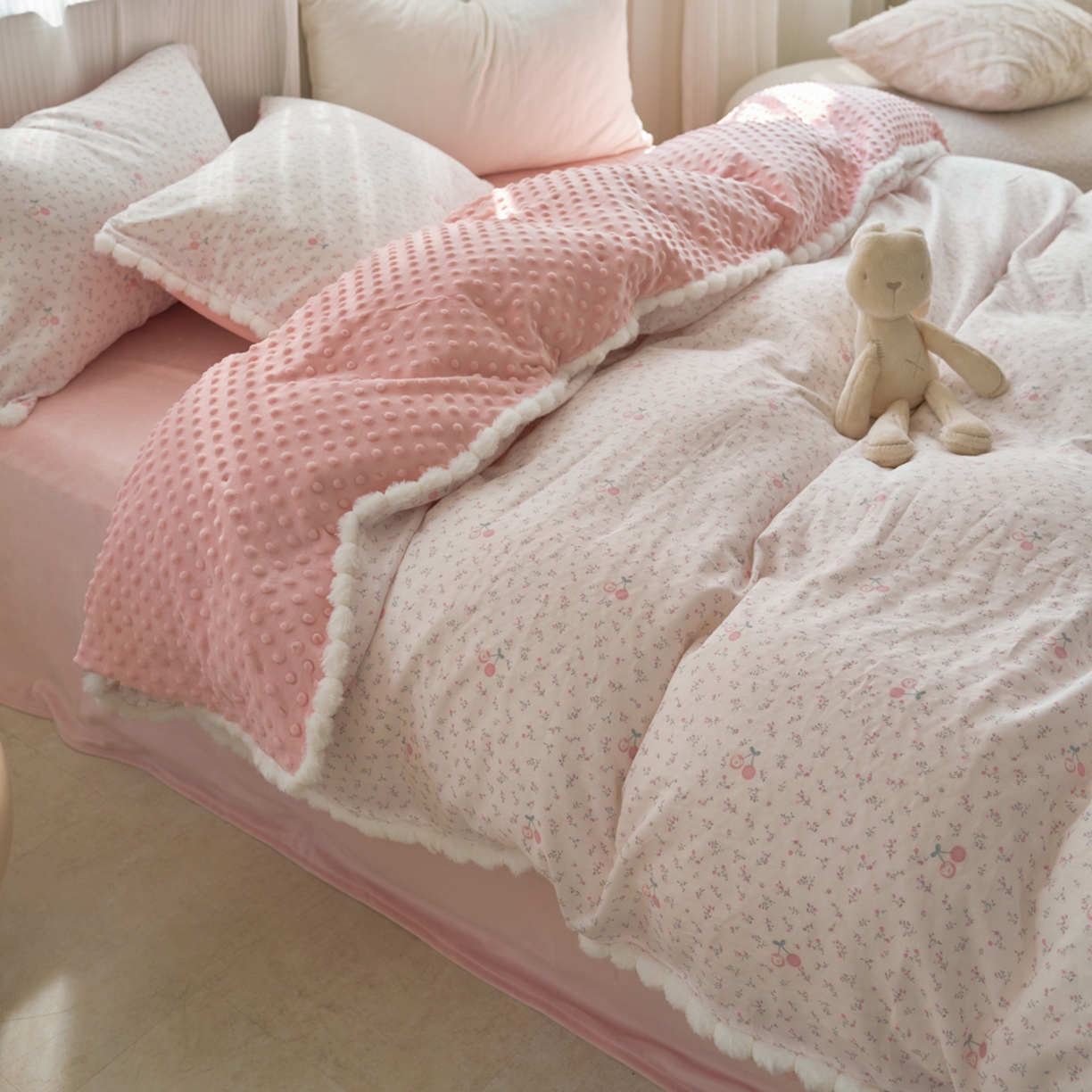 91家纺网 家纺一手货源 找家纺 洋铭区（原狠狠爱） 2025秋冬双层纱毛球球+豆豆绒四件套系列 小果粉花