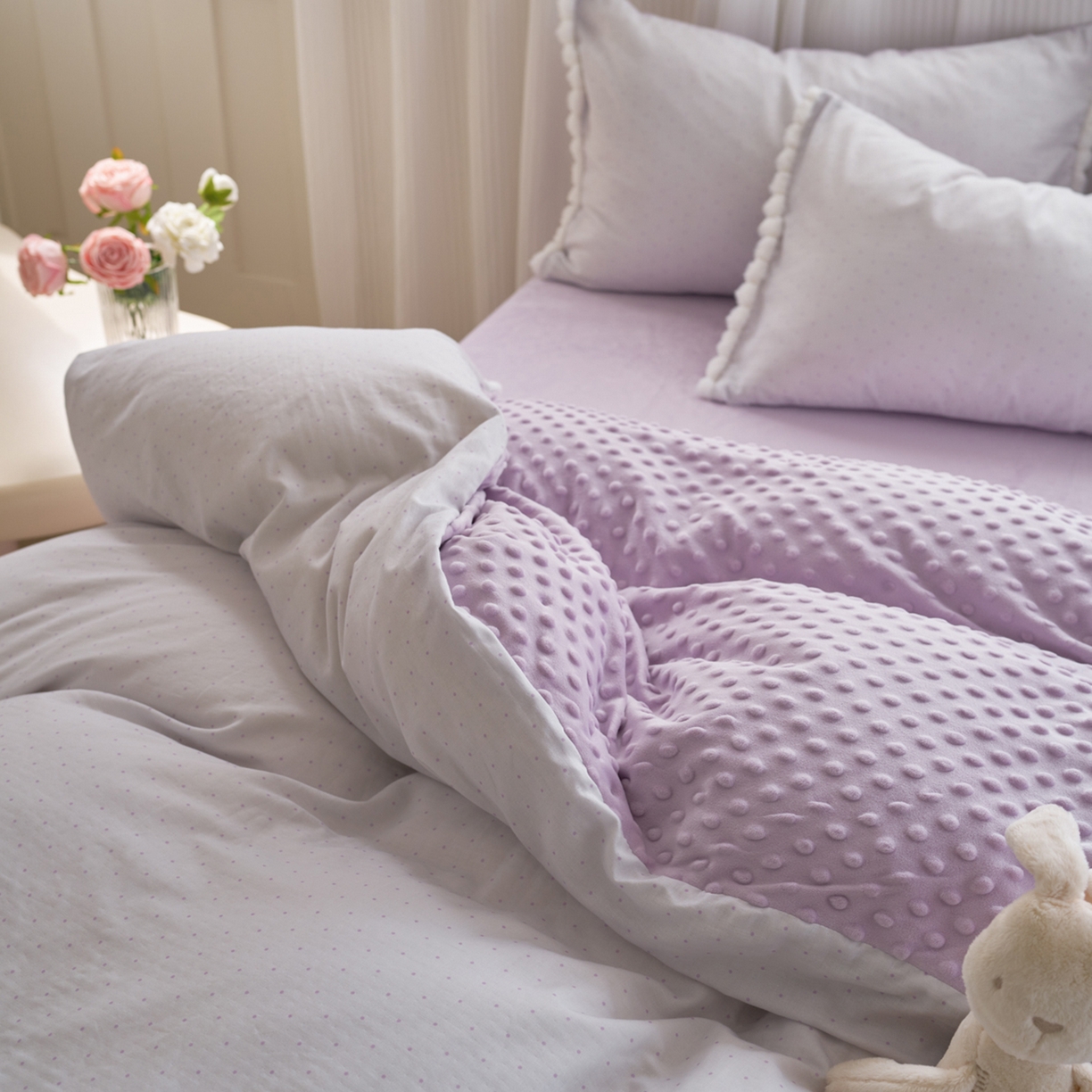 91家纺网 家纺一手货源 找家纺 洋铭区（原狠狠爱） 2025秋冬双层纱毛球球+豆豆绒四件套系列 小圆圆-深紫