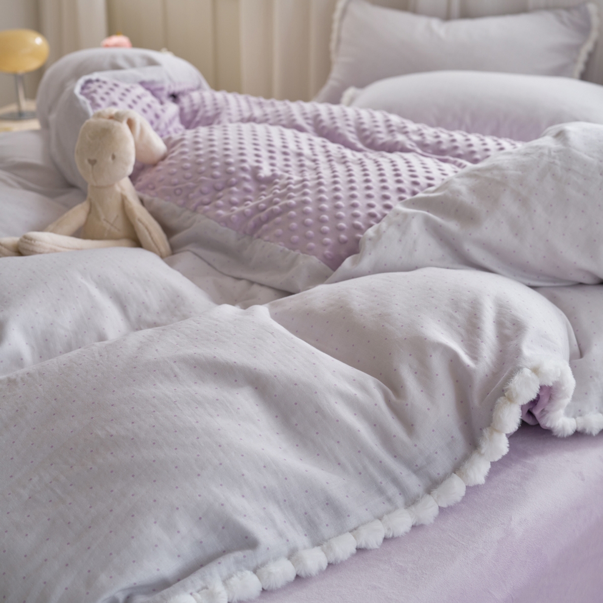 91家纺网 家纺一手货源 找家纺 洋铭区（原狠狠爱） 2025秋冬双层纱毛球球+豆豆绒四件套系列 小圆圆-深紫