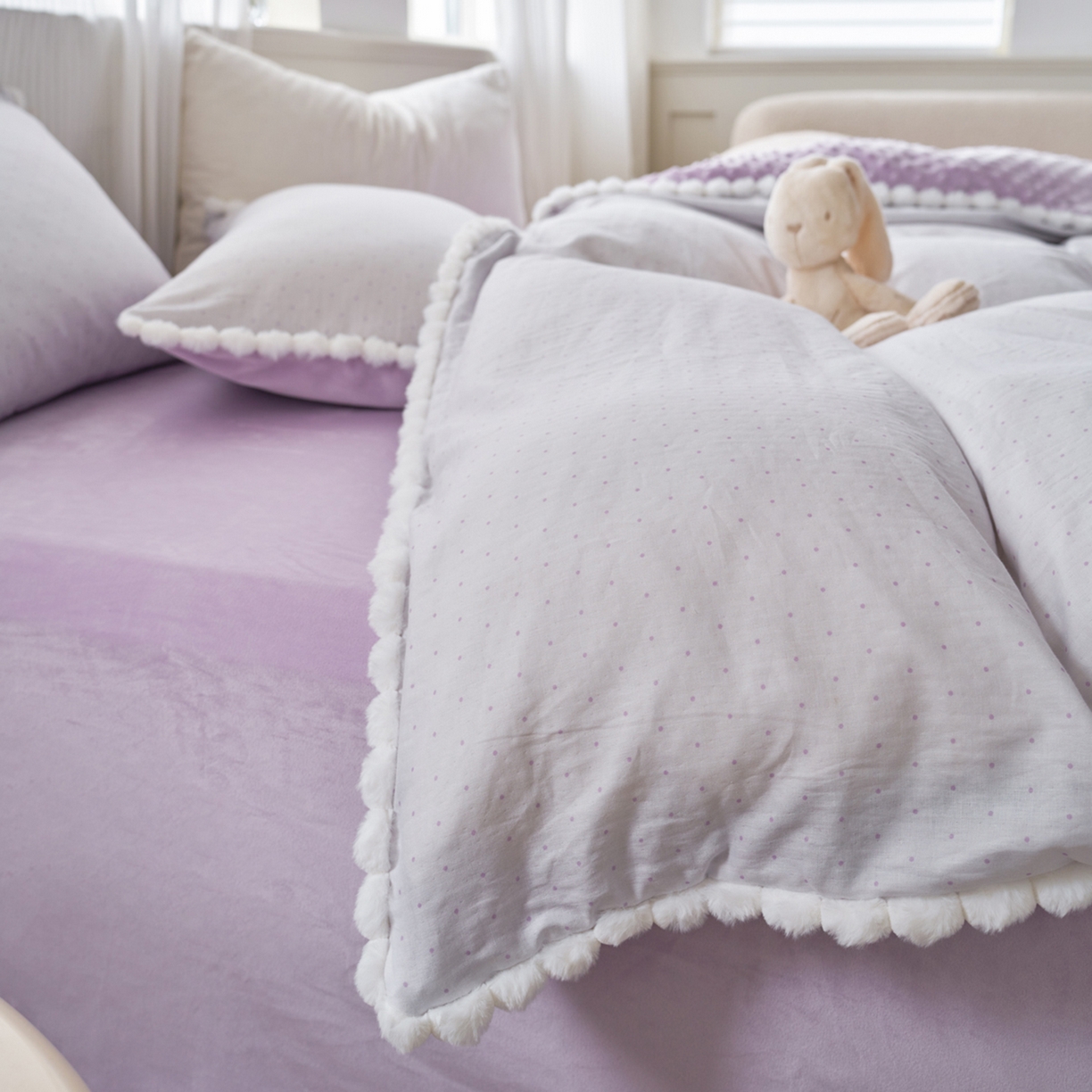 91家纺网 家纺一手货源 找家纺 洋铭区（原狠狠爱） 2025秋冬双层纱毛球球+豆豆绒四件套系列 小圆圆-深紫