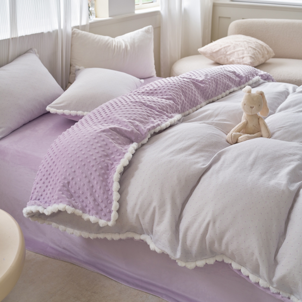 91家纺网 家纺一手货源 找家纺 洋铭区（原狠狠爱） 2025秋冬双层纱毛球球+豆豆绒四件套系列 小圆圆-深紫