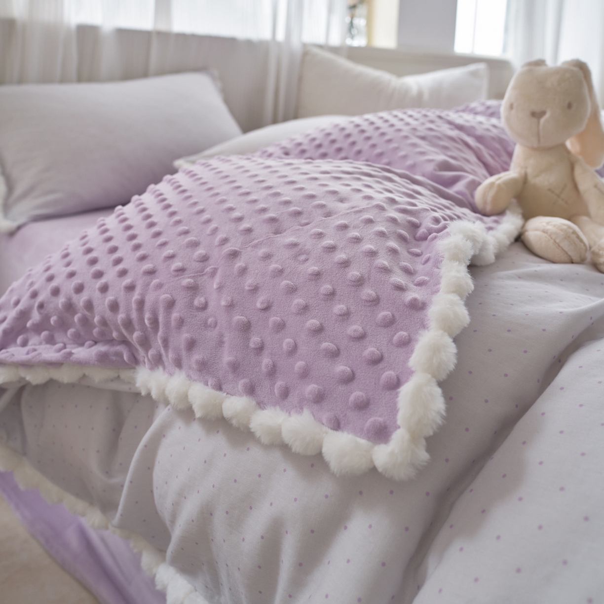 91家纺网 家纺一手货源 找家纺 洋铭区（原狠狠爱） 2025秋冬双层纱毛球球+豆豆绒四件套系列 小圆圆-深紫