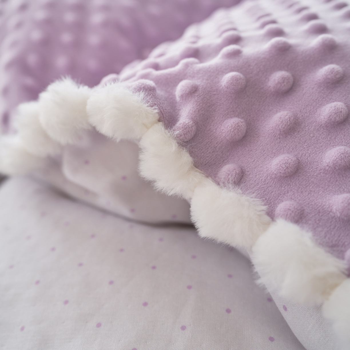 91家纺网 家纺一手货源 找家纺 洋铭区（原狠狠爱） 2025秋冬双层纱毛球球+豆豆绒四件套系列 小圆圆-深紫