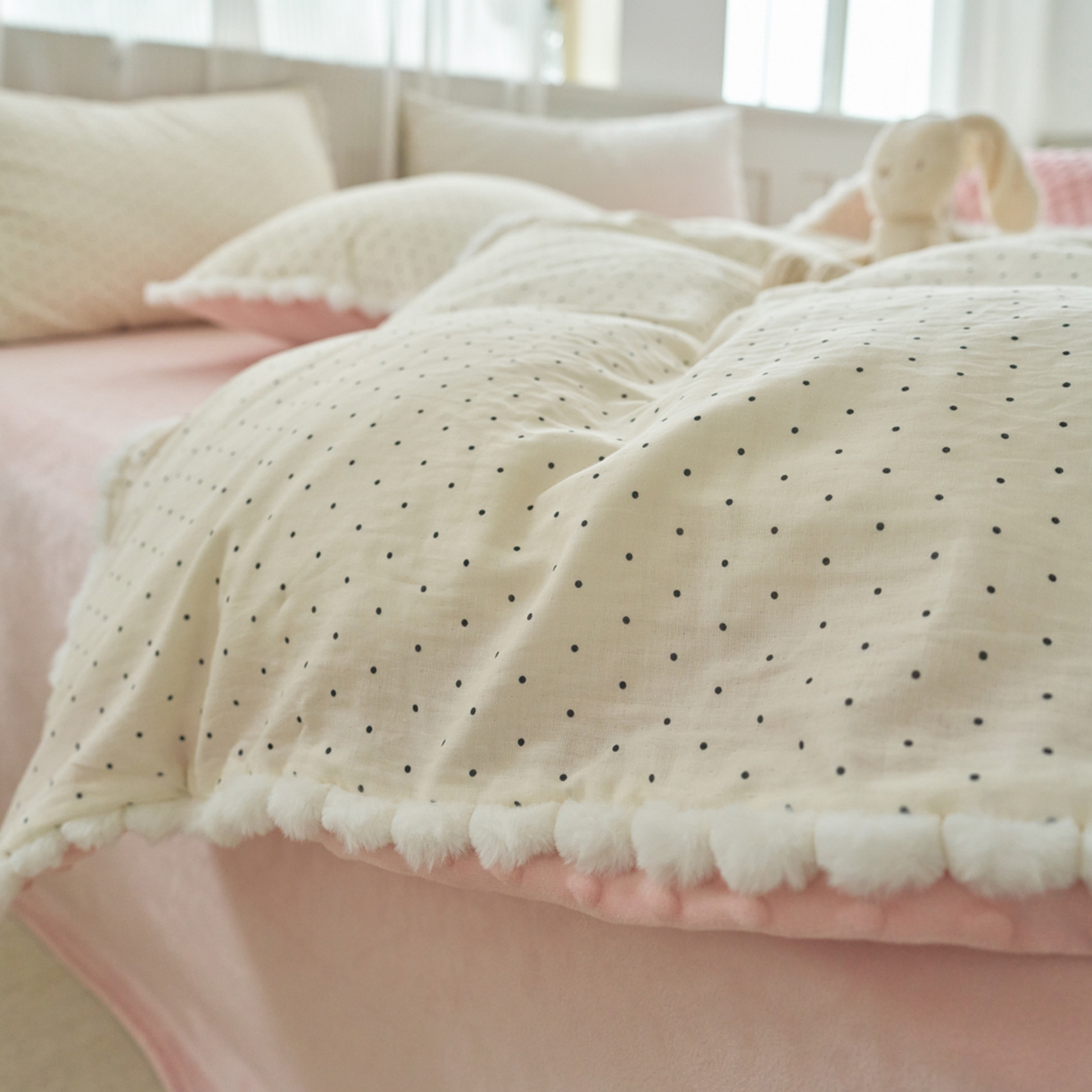 91家纺网 家纺一手货源 找家纺 洋铭区（原狠狠爱） 2025秋冬双层纱毛球球+豆豆绒四件套系列 小圆圆-黑