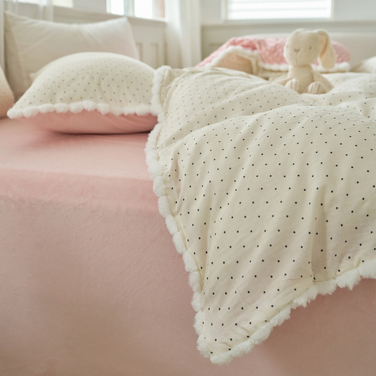 91家纺网 家纺一手货源 找家纺 洋铭区（原狠狠爱） 2025秋冬双层纱毛球球+豆豆绒四件套系列 小圆圆-黑