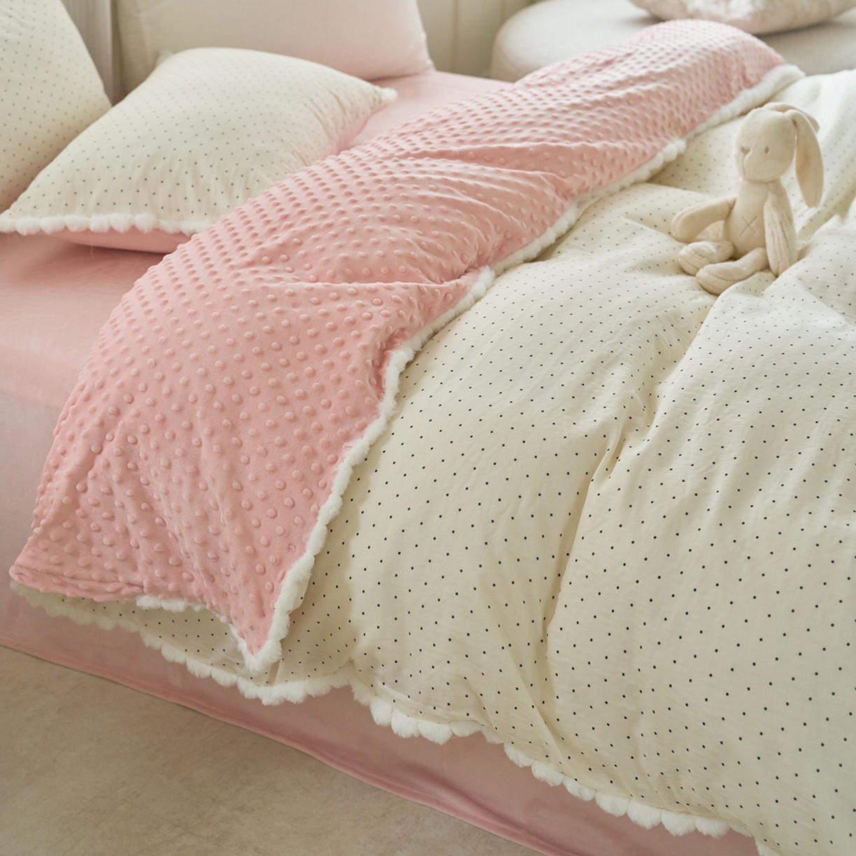 91家纺网 家纺一手货源 找家纺 洋铭区（原狠狠爱） 2025秋冬双层纱毛球球+豆豆绒四件套系列 小圆圆-黑