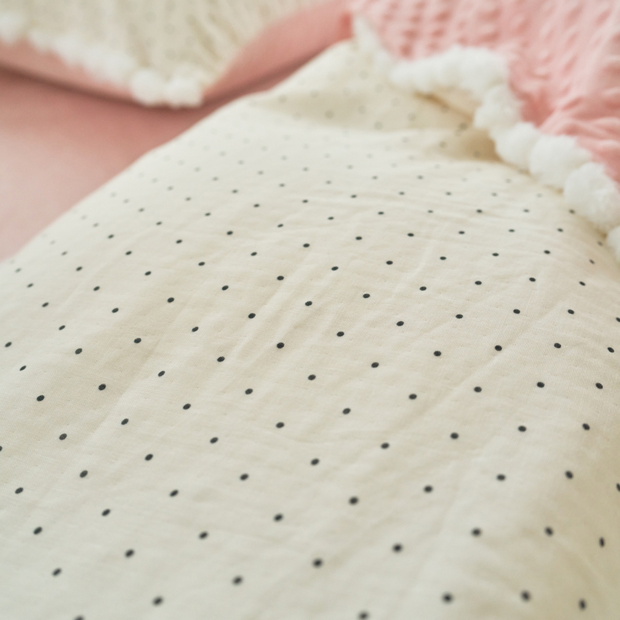 91家纺网 家纺一手货源 找家纺 洋铭区（原狠狠爱） 2025秋冬双层纱毛球球+豆豆绒四件套系列 小圆圆-黑