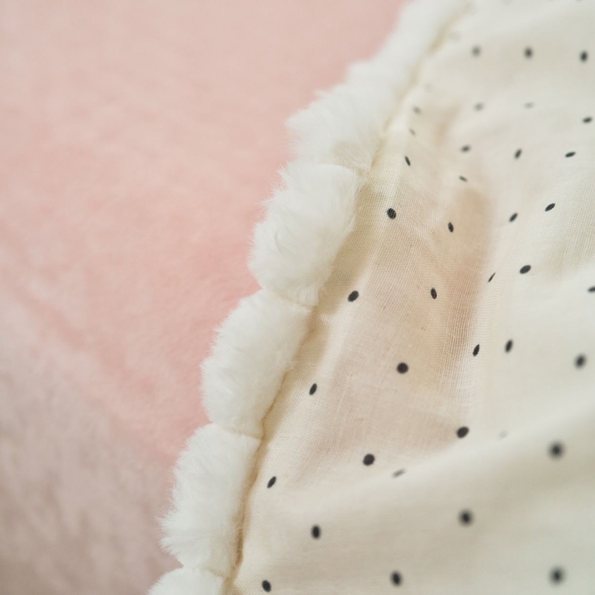 91家纺网 家纺一手货源 找家纺 洋铭区（原狠狠爱） 2025秋冬双层纱毛球球+豆豆绒四件套系列 小圆圆-黑