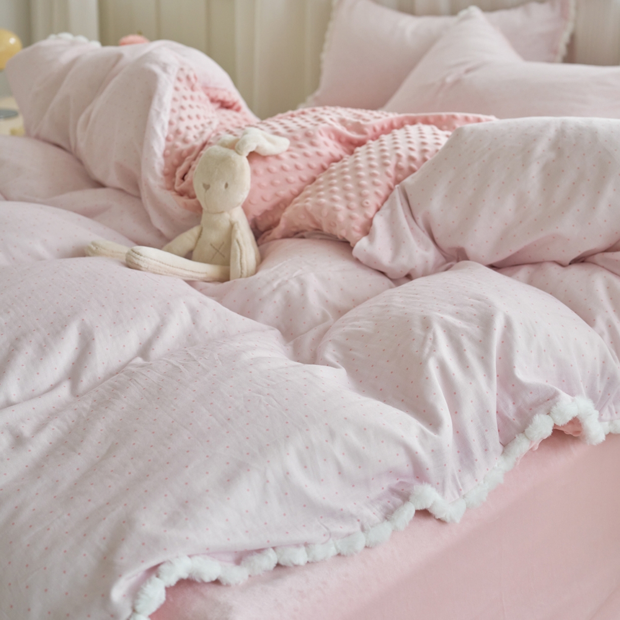 91家纺网 家纺一手货源 找家纺 洋铭区（原狠狠爱） 2025秋冬双层纱毛球球+豆豆绒四件套系列 小圆圆-紫