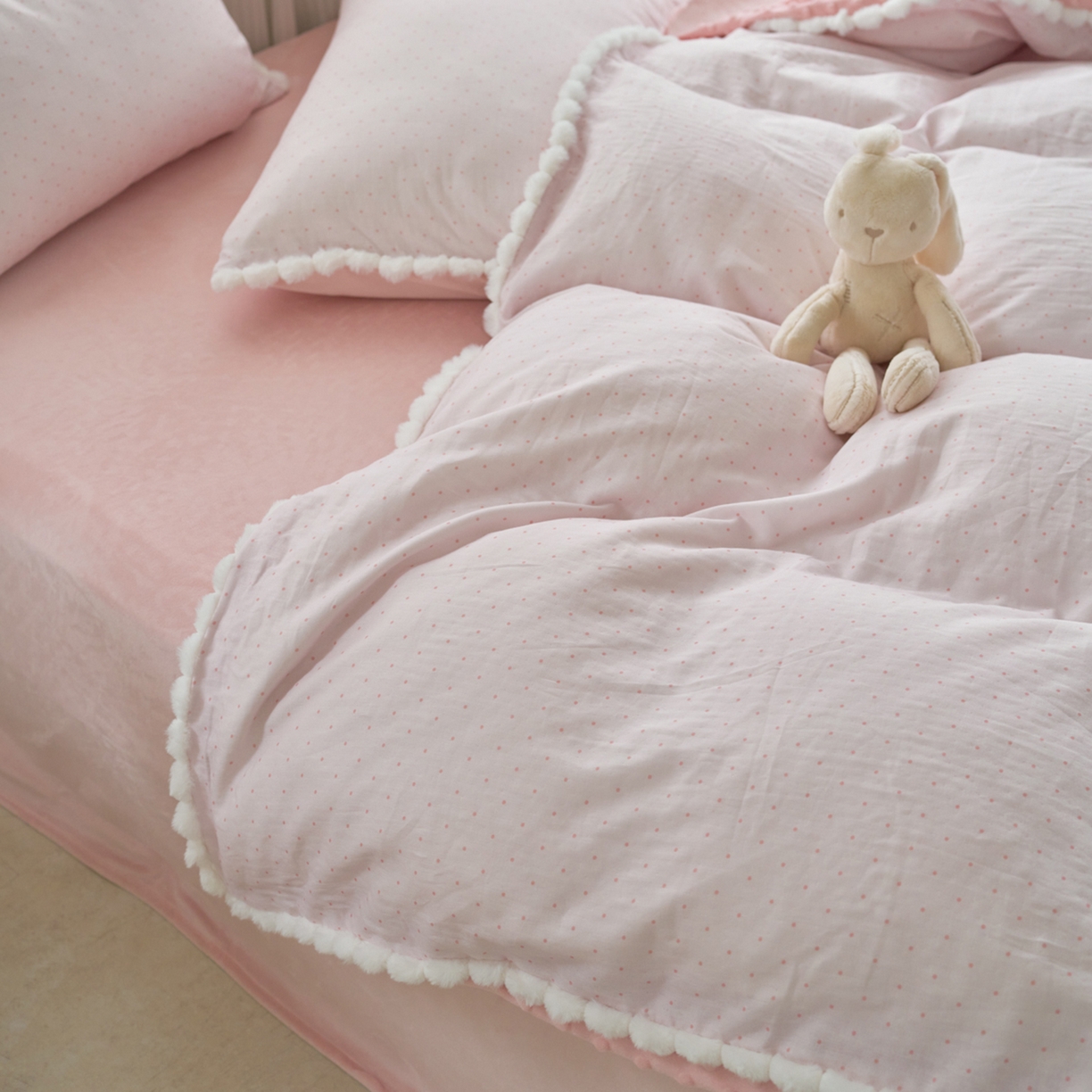 91家纺网 家纺一手货源 找家纺 洋铭区（原狠狠爱） 2025秋冬双层纱毛球球+豆豆绒四件套系列 小圆圆-紫