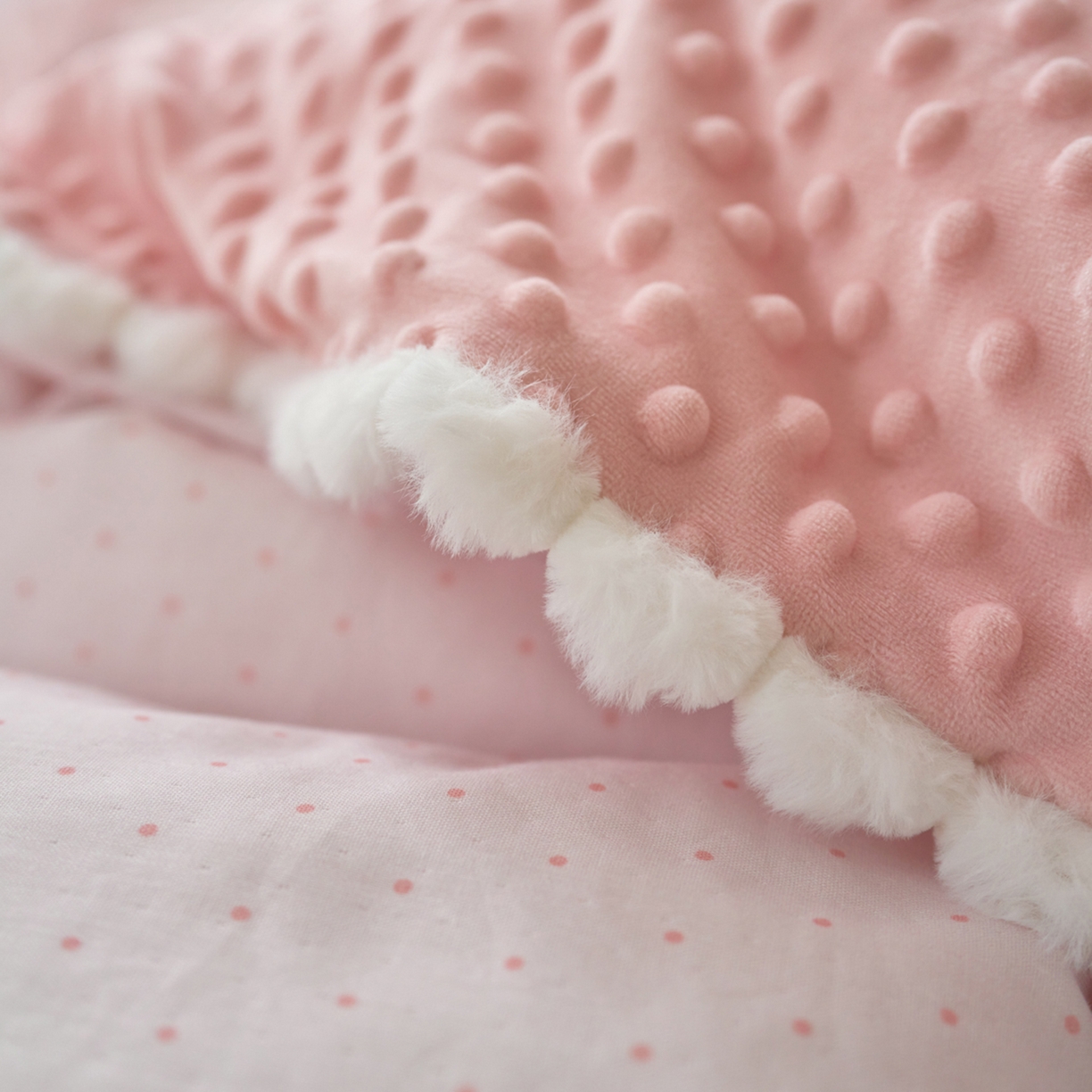 91家纺网 家纺一手货源 找家纺 洋铭区（原狠狠爱） 2025秋冬双层纱毛球球+豆豆绒四件套系列 小圆圆-紫