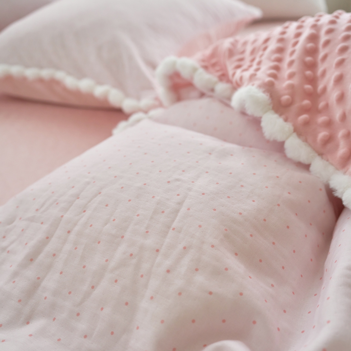 91家纺网 家纺一手货源 找家纺 洋铭区（原狠狠爱） 2025秋冬双层纱毛球球+豆豆绒四件套系列 小圆圆-紫