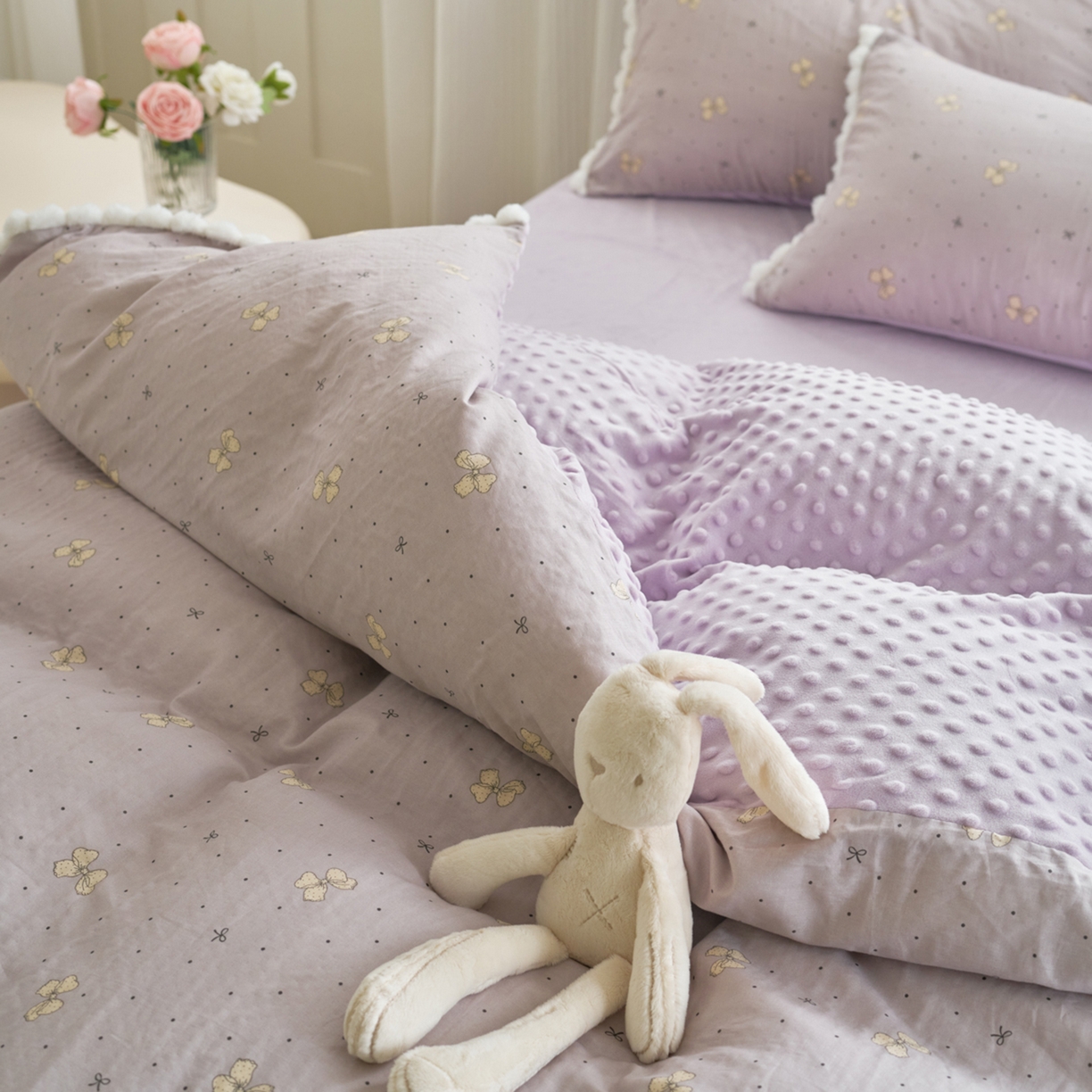 91家纺网 家纺一手货源 找家纺 洋铭区（原狠狠爱） 2025秋冬双层纱毛球球+豆豆绒四件套系列 紫蝶点点