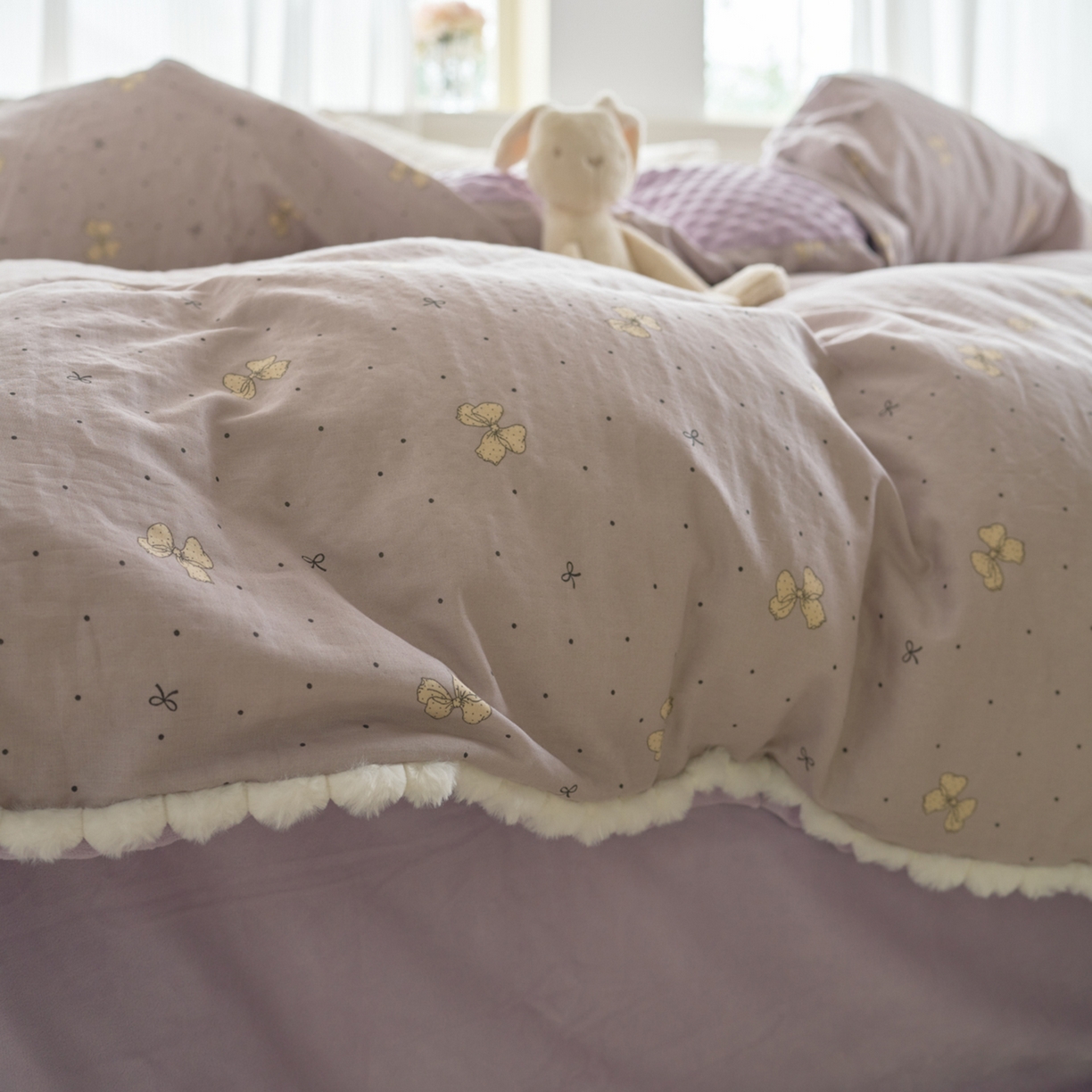 91家纺网 家纺一手货源 找家纺 洋铭区（原狠狠爱） 2025秋冬双层纱毛球球+豆豆绒四件套系列 紫蝶点点