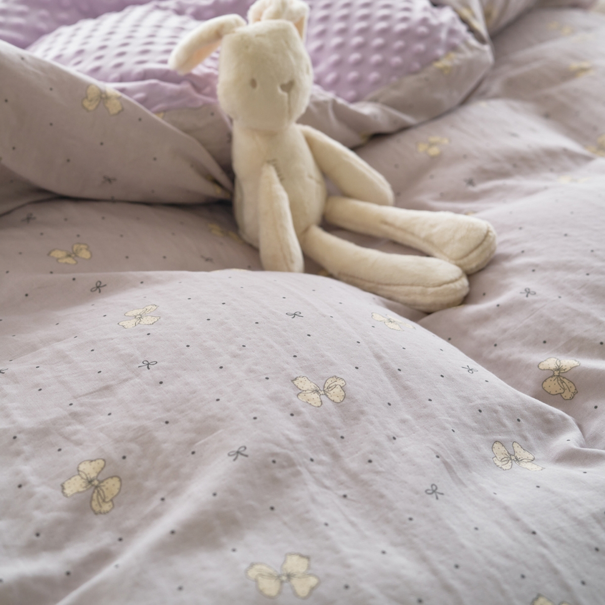 91家纺网 家纺一手货源 找家纺 洋铭区（原狠狠爱） 2025秋冬双层纱毛球球+豆豆绒四件套系列 紫蝶点点