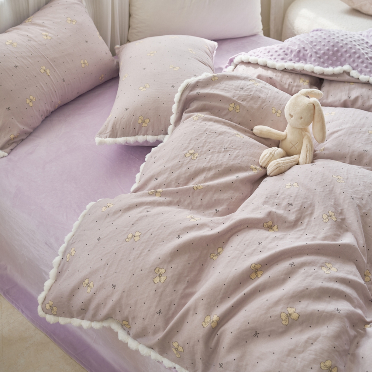 91家纺网 家纺一手货源 找家纺 洋铭区（原狠狠爱） 2025秋冬双层纱毛球球+豆豆绒四件套系列 紫蝶点点