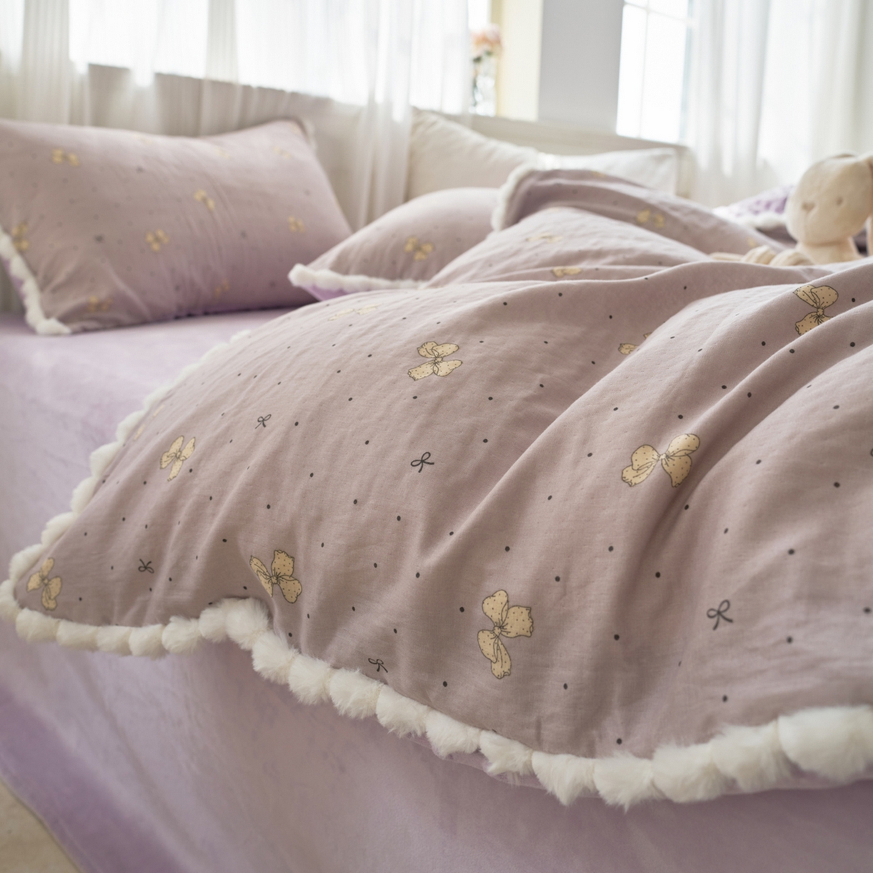 91家纺网 家纺一手货源 找家纺 洋铭区（原狠狠爱） 2025秋冬双层纱毛球球+豆豆绒四件套系列 紫蝶点点