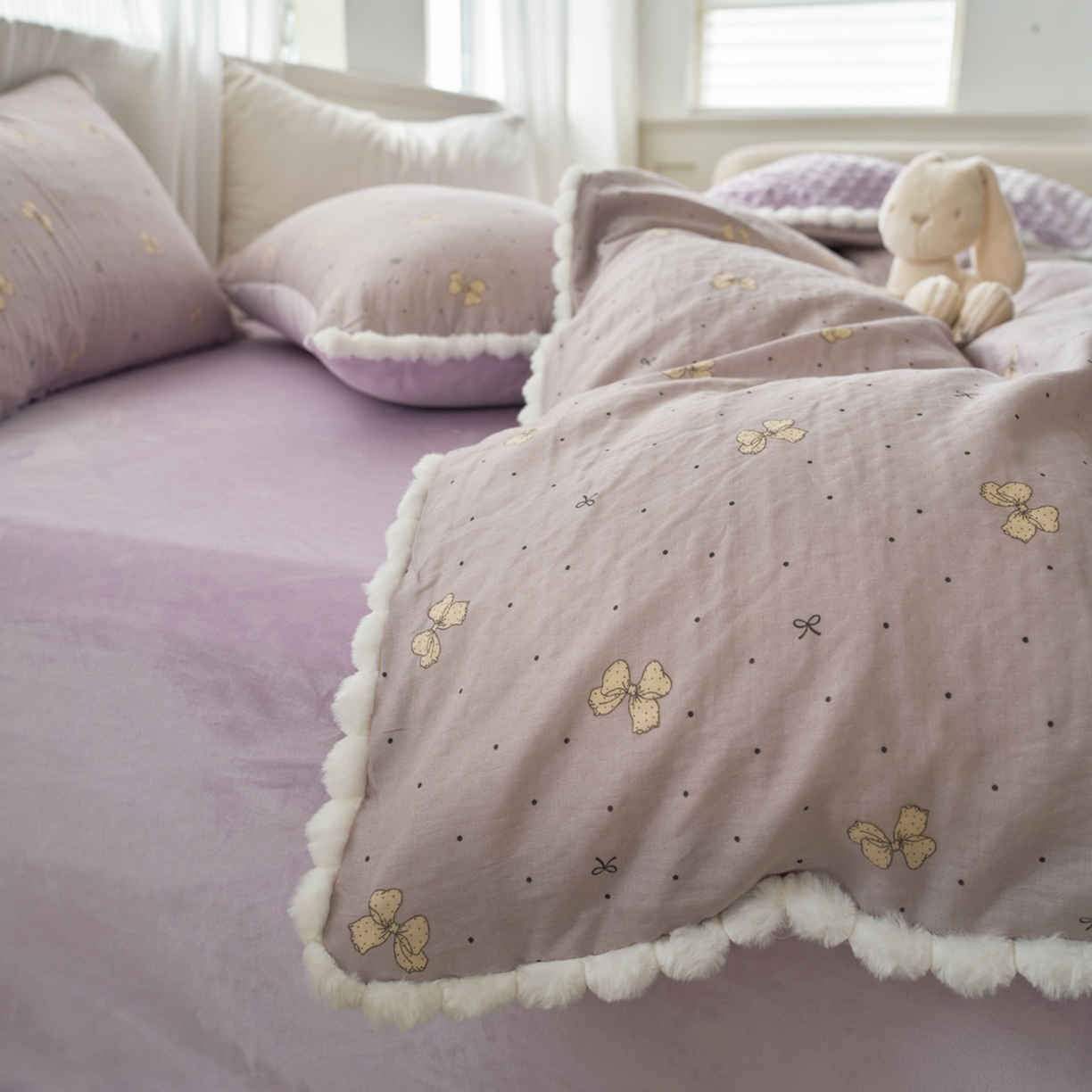 91家纺网 家纺一手货源 找家纺 洋铭区（原狠狠爱） 2025秋冬双层纱毛球球+豆豆绒四件套系列 紫蝶点点