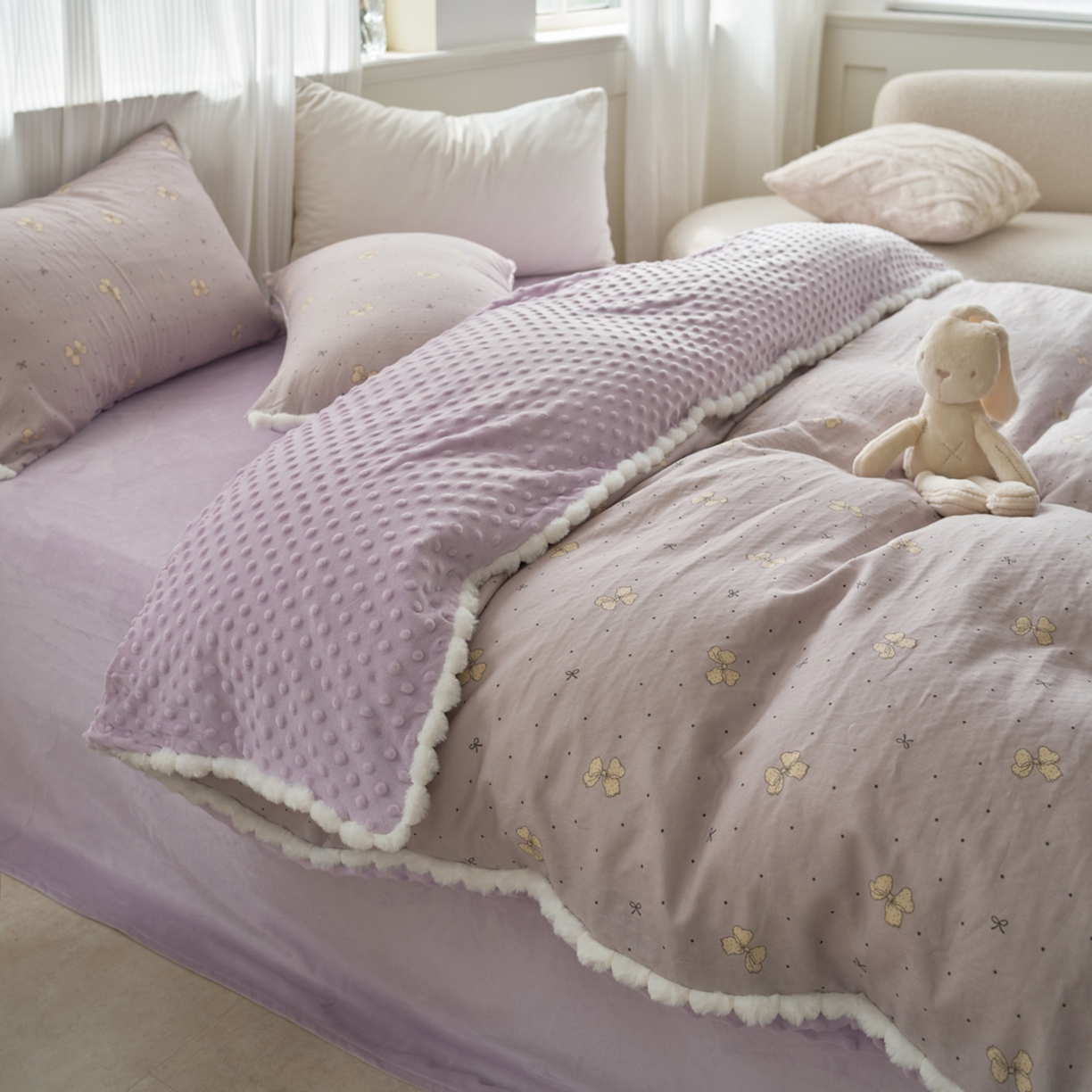 91家纺网 家纺一手货源 找家纺 洋铭区（原狠狠爱） 2025秋冬双层纱毛球球+豆豆绒四件套系列 紫蝶点点