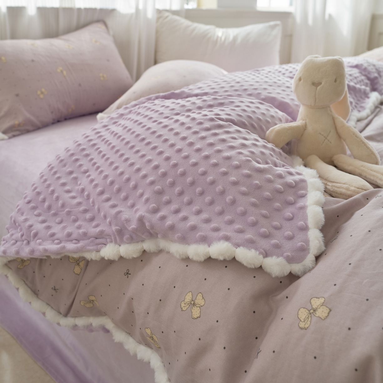 91家纺网 家纺一手货源 找家纺 洋铭区（原狠狠爱） 2025秋冬双层纱毛球球+豆豆绒四件套系列 紫蝶点点