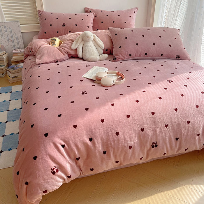 91家纺网 家纺一手货源 找家纺 （总）yyds网供 2025新款牛奶绒印花四件套卡通花卉萌趣三件套加厚保暖裸睡治愈防静电