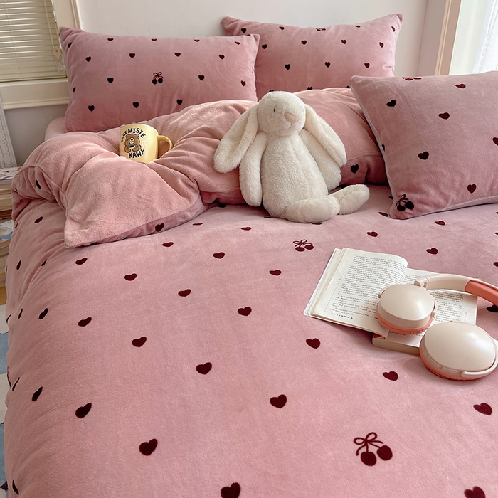 91家纺网 家纺一手货源 找家纺 （总）yyds网供 2025新款牛奶绒印花四件套卡通花卉萌趣三件套加厚保暖裸睡治愈防静电