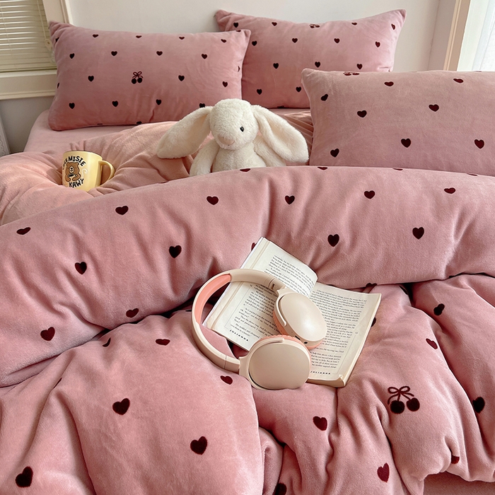 91家纺网 家纺一手货源 找家纺 （总）yyds网供 2025新款牛奶绒印花四件套卡通花卉萌趣三件套加厚保暖裸睡治愈防静电