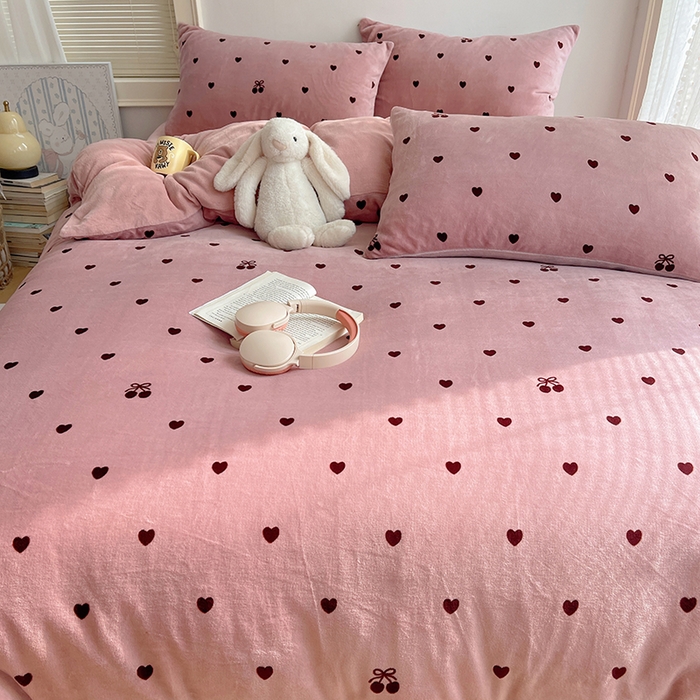 91家纺网 家纺一手货源 找家纺 yyds网供 2025新款牛奶绒印花四件套卡通花卉萌趣三件套加厚保暖裸睡治愈防静电 爱心樱桃草莓