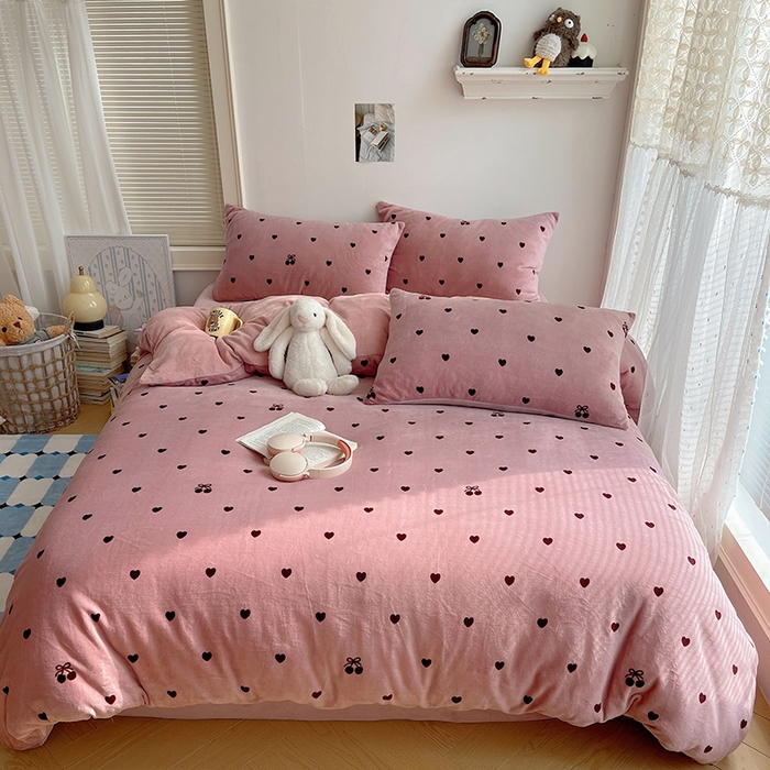 91家纺网 家纺一手货源 找家纺 yyds网供 2025新款牛奶绒印花四件套卡通花卉萌趣三件套加厚保暖裸睡治愈防静电 爱心樱桃草莓