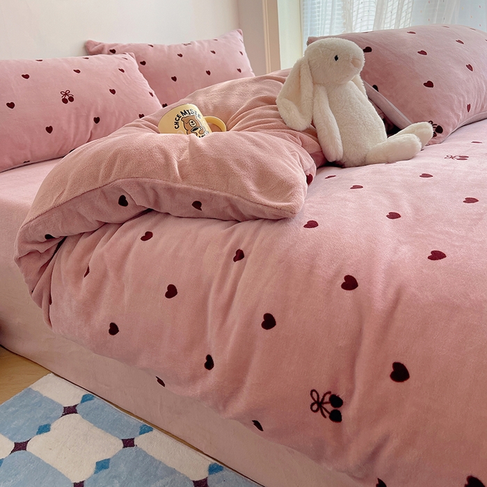 91家纺网 家纺一手货源 找家纺 yyds网供 2025新款牛奶绒印花四件套卡通花卉萌趣三件套加厚保暖裸睡治愈防静电 爱心樱桃草莓