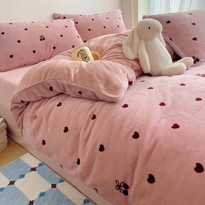91家纺网 家纺一手货源 找家纺 yyds网供 2025新款牛奶绒印花四件套卡通花卉萌趣三件套加厚保暖裸睡治愈防静电 爱心樱桃草莓