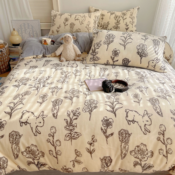 91家纺网 家纺一手货源 找家纺 yyds网供 2025新款牛奶绒印花四件套卡通花卉萌趣三件套加厚保暖裸睡治愈防静电 丛林兔影斯基