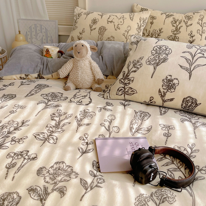 91家纺网 家纺一手货源 找家纺 yyds网供 2025新款牛奶绒印花四件套卡通花卉萌趣三件套加厚保暖裸睡治愈防静电 丛林兔影斯基