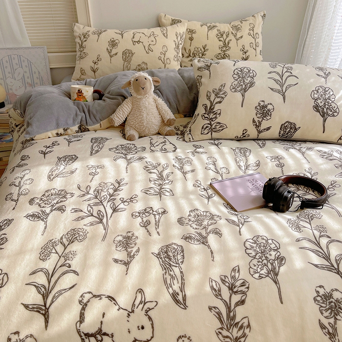 91家纺网 家纺一手货源 找家纺 yyds网供 2025新款牛奶绒印花四件套卡通花卉萌趣三件套加厚保暖裸睡治愈防静电 丛林兔影斯基