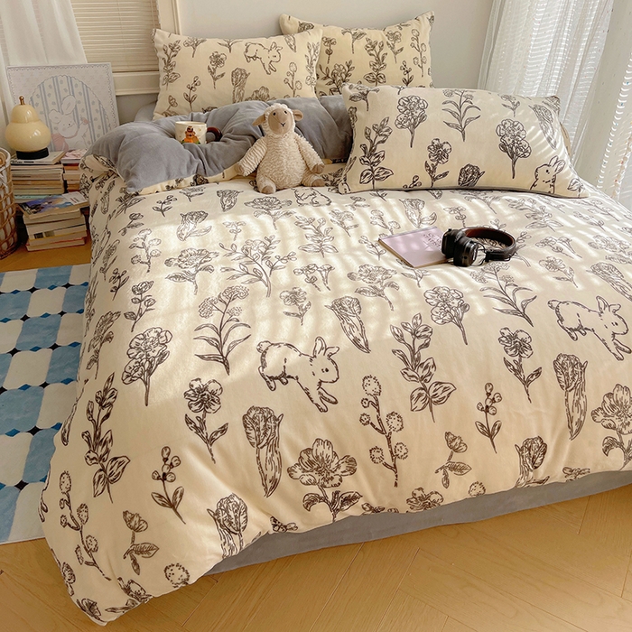 91家纺网 家纺一手货源 找家纺 yyds网供 2025新款牛奶绒印花四件套卡通花卉萌趣三件套加厚保暖裸睡治愈防静电 丛林兔影斯基