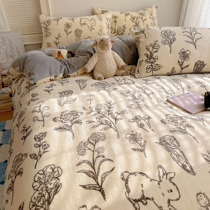 91家纺网 家纺一手货源 找家纺 yyds网供 2025新款牛奶绒印花四件套卡通花卉萌趣三件套加厚保暖裸睡治愈防静电 丛林兔影斯基