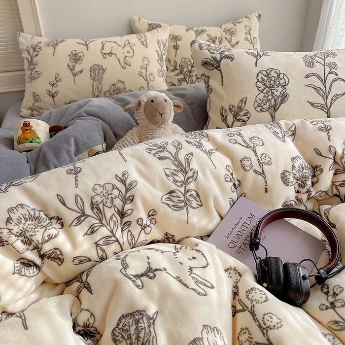 91家纺网 家纺一手货源 找家纺 yyds网供 2025新款牛奶绒印花四件套卡通花卉萌趣三件套加厚保暖裸睡治愈防静电 丛林兔影斯基