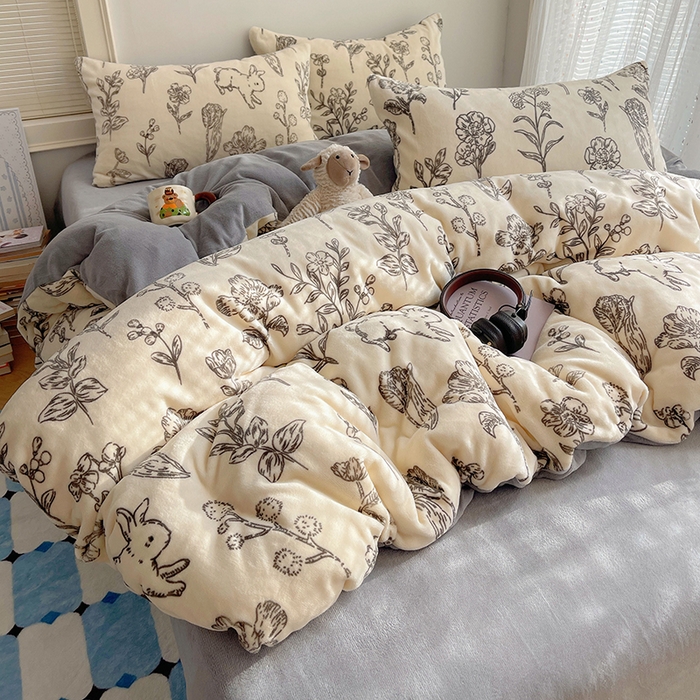 91家纺网 家纺一手货源 找家纺 yyds网供 2025新款牛奶绒印花四件套卡通花卉萌趣三件套加厚保暖裸睡治愈防静电 丛林兔影斯基