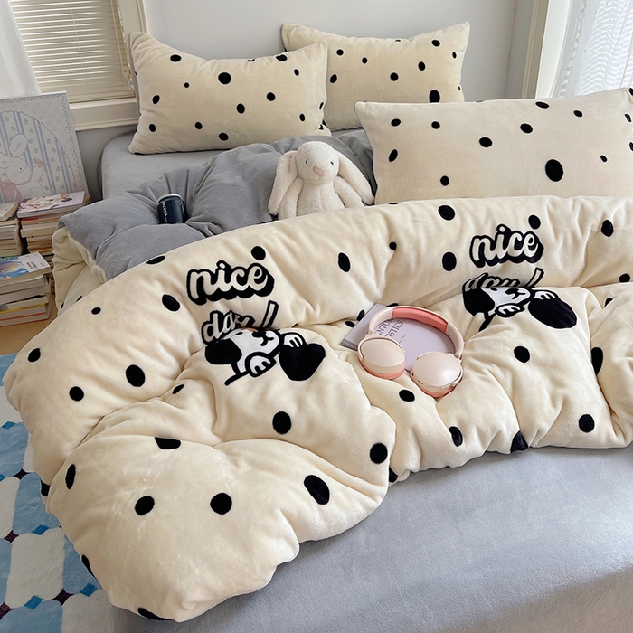 91家纺网 家纺一手货源 找家纺 yyds网供 2025新款牛奶绒印花四件套卡通花卉萌趣三件套加厚保暖裸睡治愈防静电 黑白的波点狗