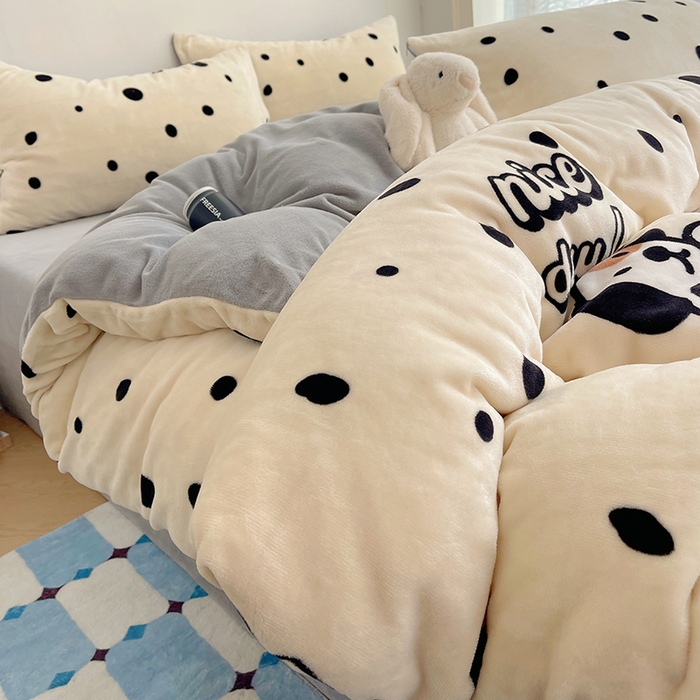 91家纺网 家纺一手货源 找家纺 yyds网供 2025新款牛奶绒印花四件套卡通花卉萌趣三件套加厚保暖裸睡治愈防静电 黑白的波点狗