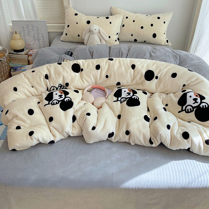 91家纺网 家纺一手货源 找家纺 yyds网供 2025新款牛奶绒印花四件套卡通花卉萌趣三件套加厚保暖裸睡治愈防静电 黑白的波点狗