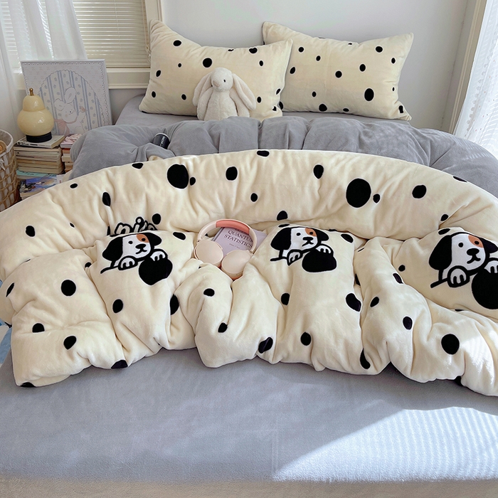 91家纺网 家纺一手货源 找家纺 yyds网供 2025新款牛奶绒印花四件套卡通花卉萌趣三件套加厚保暖裸睡治愈防静电 黑白的波点狗