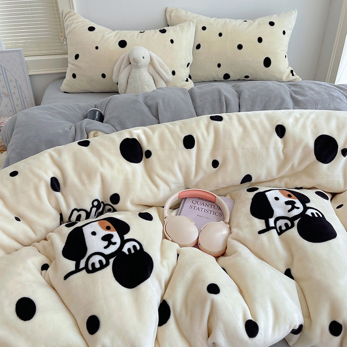 91家纺网 家纺一手货源 找家纺 yyds网供 2025新款牛奶绒印花四件套卡通花卉萌趣三件套加厚保暖裸睡治愈防静电 黑白的波点狗