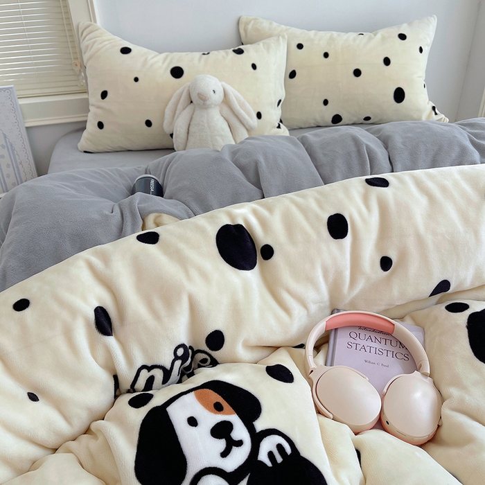 91家纺网 家纺一手货源 找家纺 yyds网供 2025新款牛奶绒印花四件套卡通花卉萌趣三件套加厚保暖裸睡治愈防静电 黑白的波点狗