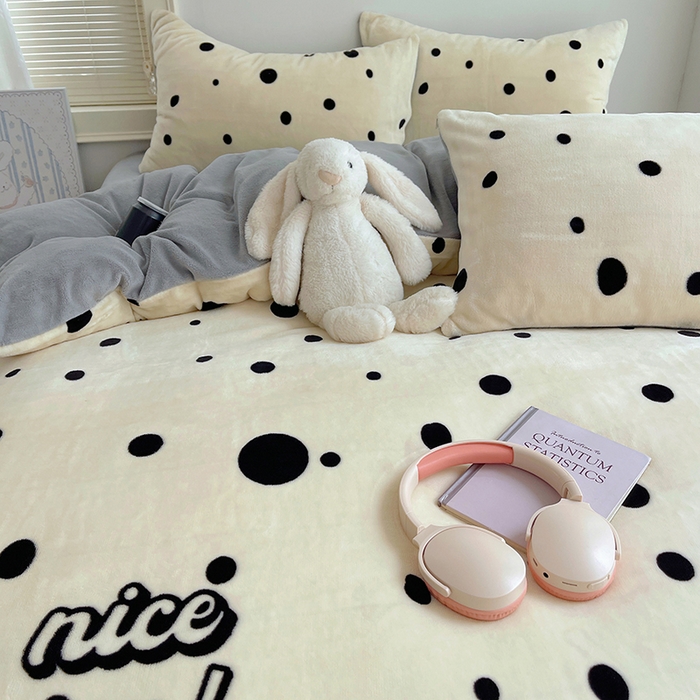 91家纺网 家纺一手货源 找家纺 yyds网供 2025新款牛奶绒印花四件套卡通花卉萌趣三件套加厚保暖裸睡治愈防静电 黑白的波点狗