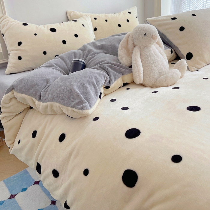 91家纺网 家纺一手货源 找家纺 yyds网供 2025新款牛奶绒印花四件套卡通花卉萌趣三件套加厚保暖裸睡治愈防静电 黑白的波点狗