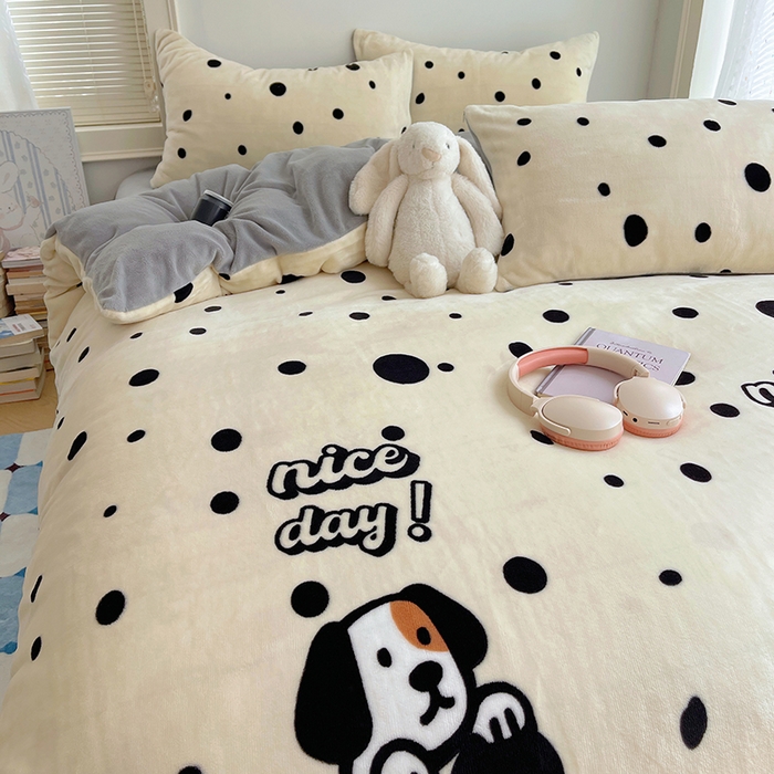 91家纺网 家纺一手货源 找家纺 yyds网供 2025新款牛奶绒印花四件套卡通花卉萌趣三件套加厚保暖裸睡治愈防静电 黑白的波点狗