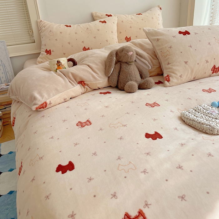 91家纺网 家纺一手货源 找家纺 yyds网供 2025新款牛奶绒印花四件套卡通花卉萌趣三件套加厚保暖裸睡治愈防静电 欢乐奶油小狗