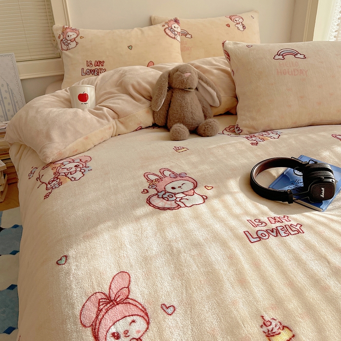 91家纺网 家纺一手货源 找家纺 yyds网供 2025新款牛奶绒印花四件套卡通花卉萌趣三件套加厚保暖裸睡治愈防静电 美乐蒂萌